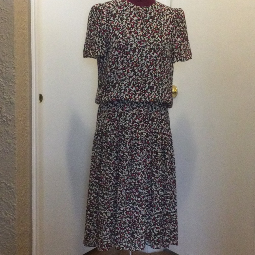 Short sleeve blouson print dress.